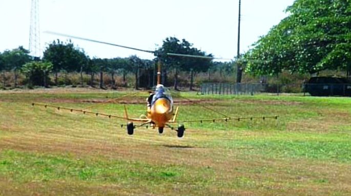 Piloto de fumigación ultraligera en autogiro en Costa Rica de la compañía Adventure Flights