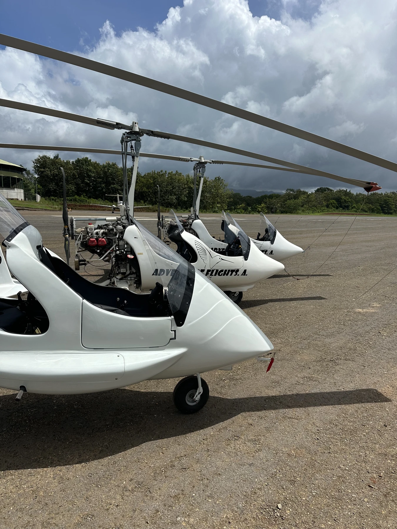 Autogiros de AdventureFlights en la plataforma del aeropuerto