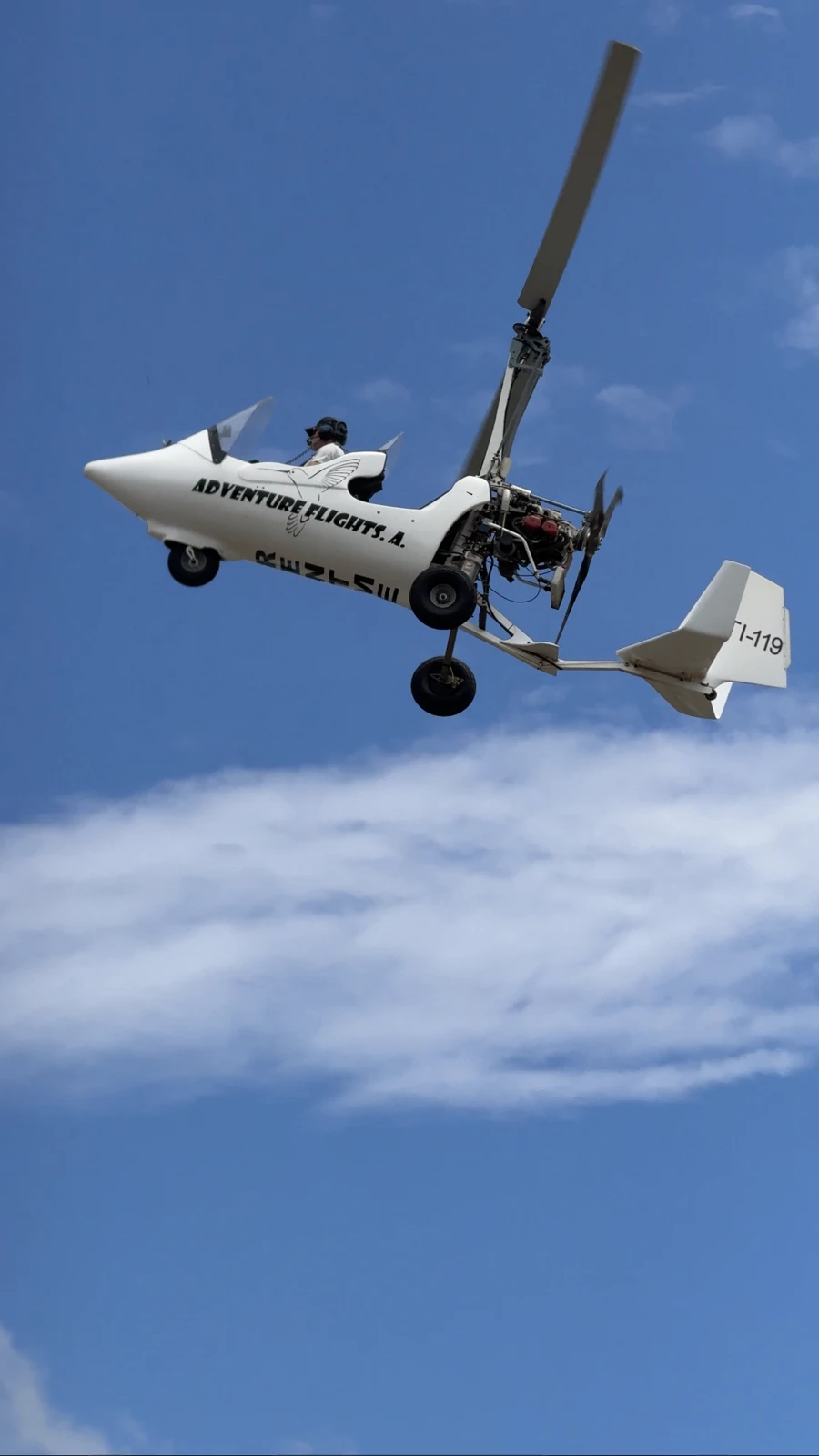 Autogiro ELA 07 de AdventureFlights en vuelo