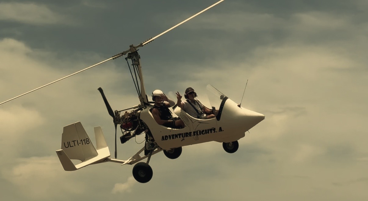 Pasajero y piloto en un autogiro de AdventureFlights